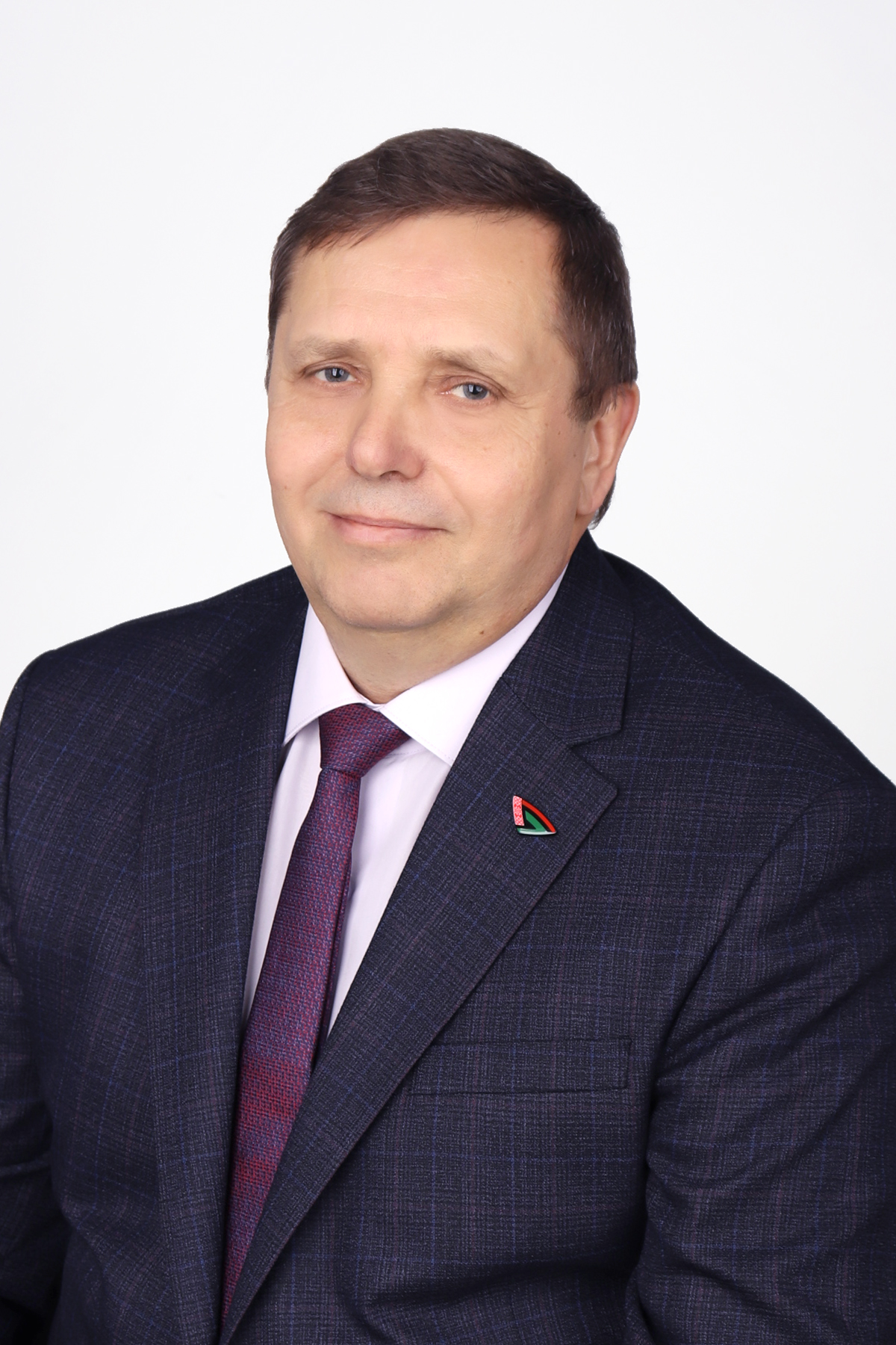 Уважаемые коллеги! В предновогодние дни принято подводить итоги, оценивать сделанное за год, строить планы на будущее. Уходящий 2025 год для ОАО «ВЗТЗЧ» был непростым. Нашему коллективу пришлось столкнуться с рядом вызовов. И тем не менее вместе мы добивались результатов, искали новые решения, справлялись со сложнейшими задачами. В такое сложное время, как наше, особенно важно уметь принимать решения и нести за них ответственность. И всегда это легче делать, когда рядом – настоящая команда профессионалов ОАО «ВЗТЗЧ». Спасибо вам за работу в уходящем году! В новом 2026 году желаю всем крепкого здоровья, стабильности, мира и достатка! Успеха в профессиональной деятельности и счастья в личной жизни. Пусть каждый день будет наполнен радостью, сопровождающей вас во всех делах, удачей и исполнением долгожданных желаний! Директор ОАО «ВЗТЗЧ» Олег Вячеславович Шимченко